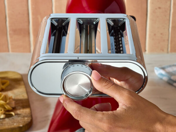 photo-left-right_3-in-1-metal-pasta-attachment-KSM3MPA_people-processing-dough-in-sheets-for-empanadas